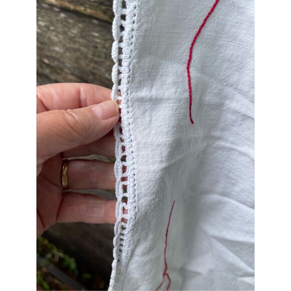 Vintage embroidered kittens playing table runner. - Picture 5 of 5